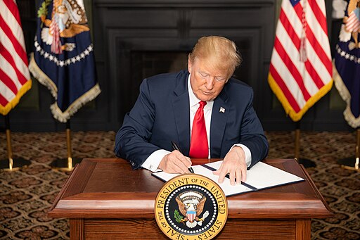 Donald Trump signing EO on sanctions on Iran 2018.