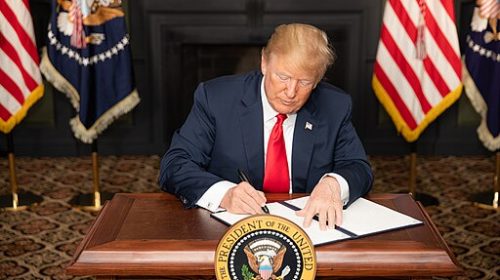 Donald Trump signing EO on sanctions on Iran 2018.