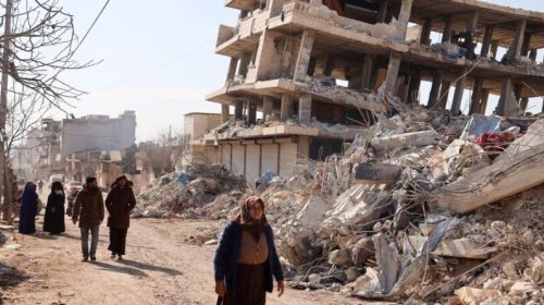 Siria-Mohamed-Al-Rifai-residentes-caminan-a-lo-largo-de-edificios-destruidos-en-Jindayris-Siria-800x445